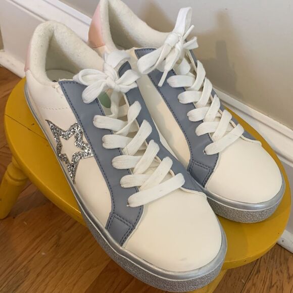 No boundaries size 10 Stylish Cream and Blue Sneakers with Star Detail - Picture 3 of 6